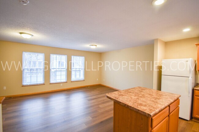 Foto del edificio - 2 Bedroom, 2 1/2 Bath Townhome in Urbandale with 2-car attached garage