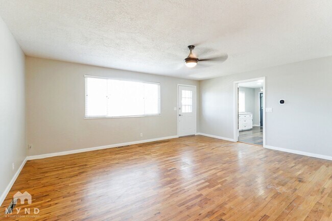 Building Photo - 381 Marquette Dr