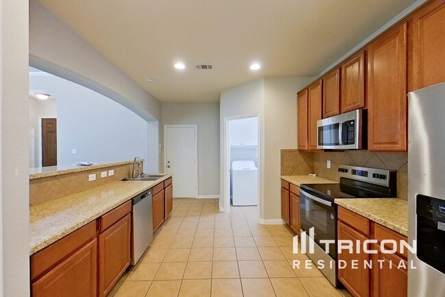 Building Photo - 15904 Alvarado Dr