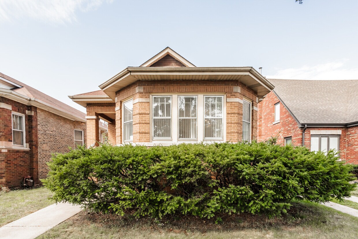 Foto principal - 8040 S Clyde Ave