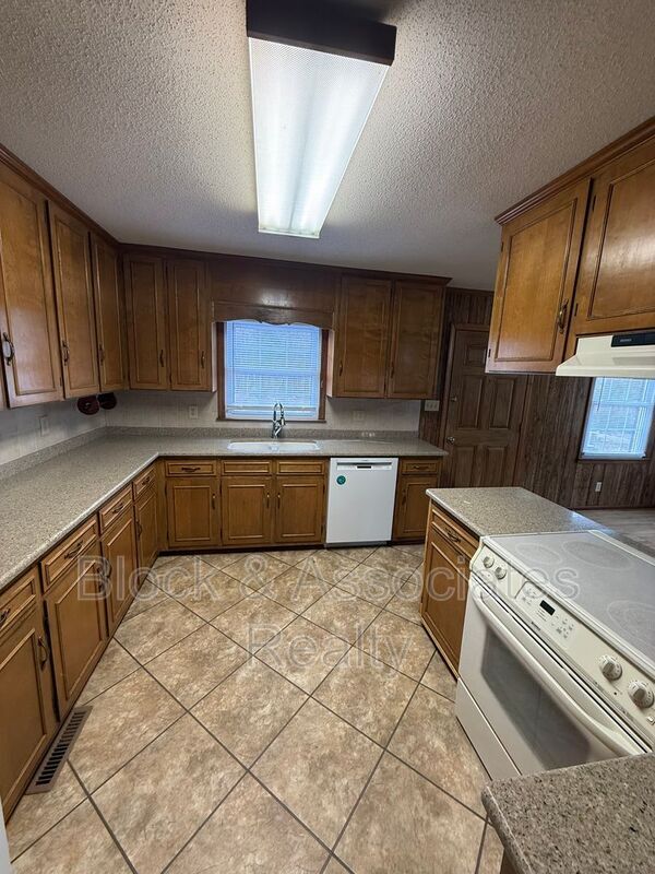 Building Photo - 161 Cresent Dr