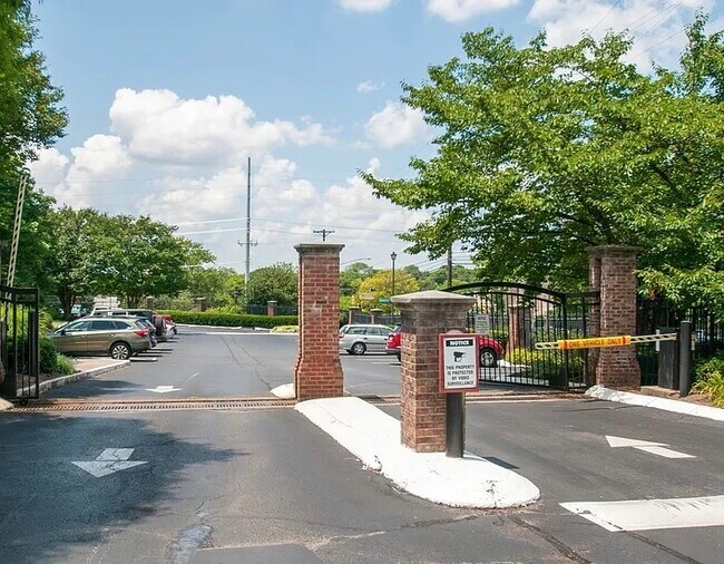 Building Photo - 2025 Woodmont Blvd