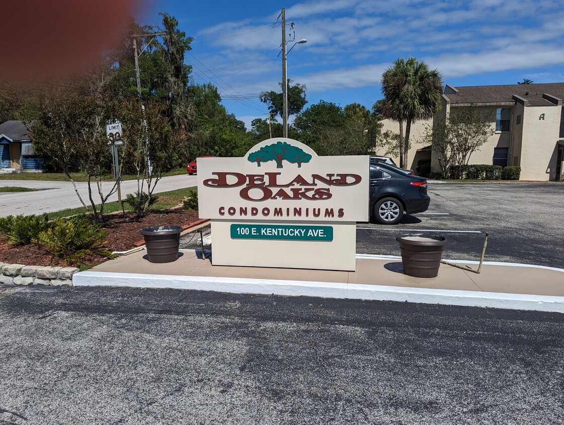 Foto principal - Nicely updated large condo