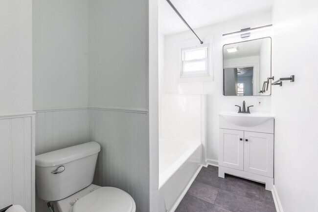 Foto del edificio - Available Now - Completely Renovated House...