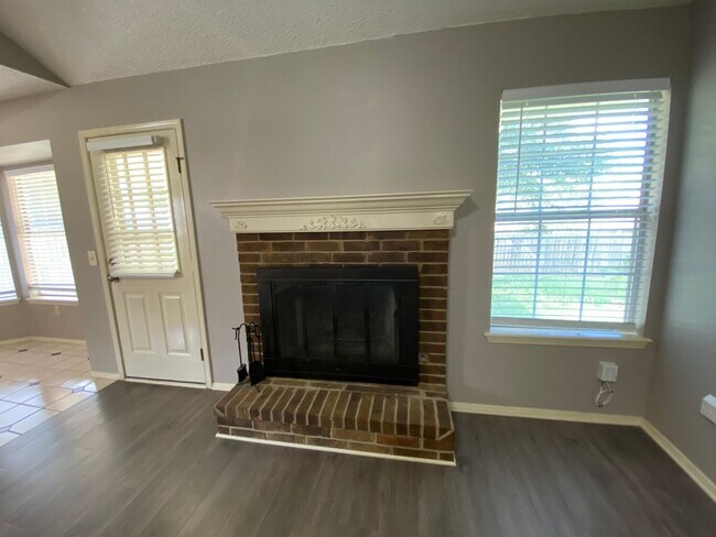Building Photo - Three Bedroom Home -2.5 Miles from the Uni...