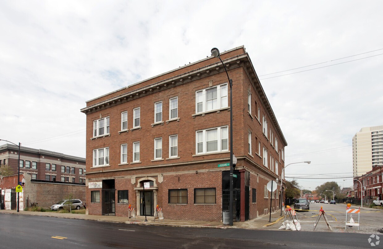 Primary Photo - 314-318 E Pershing Rd