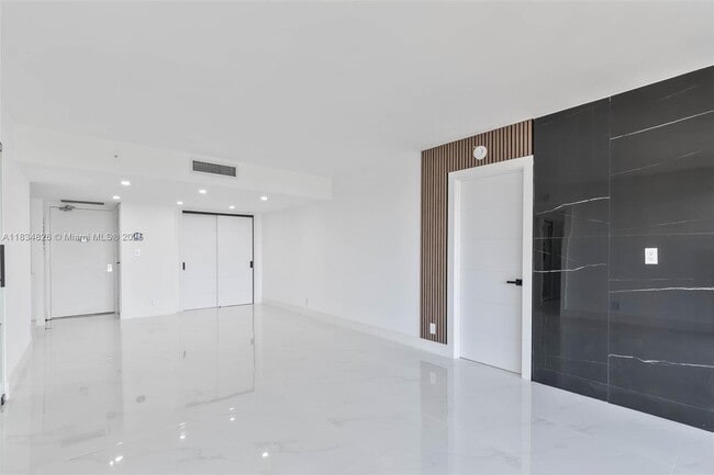 Foto del edificio - 20335 W Country Club Dr