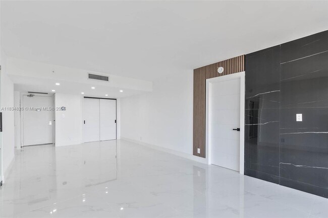 Building Photo - 20335 W Country Club Dr