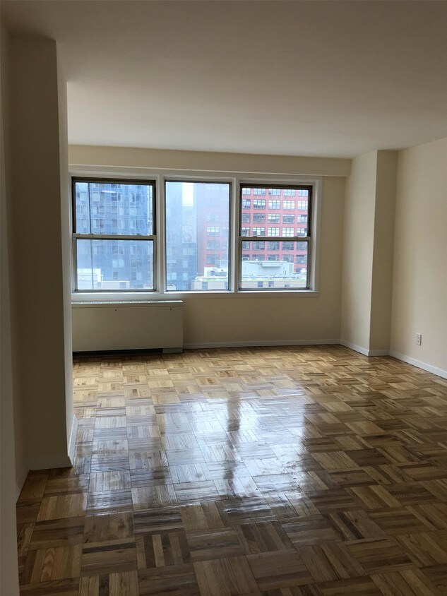 Foto principal - 301 W 45th St