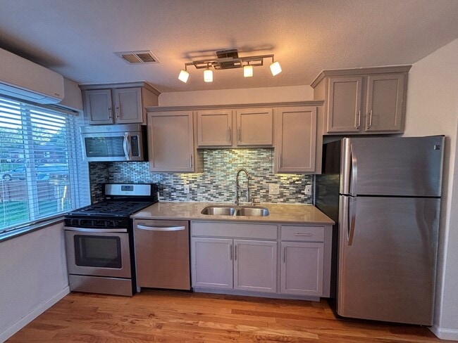 Building Photo - 740 Hazel Ct