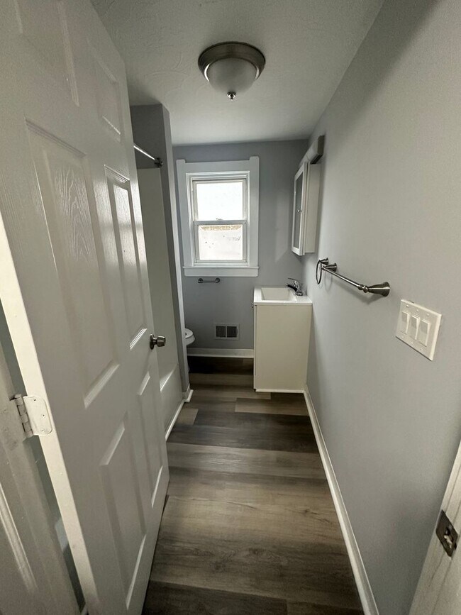 Building Photo - 3bd Single Cleveland East Side Cash Pay