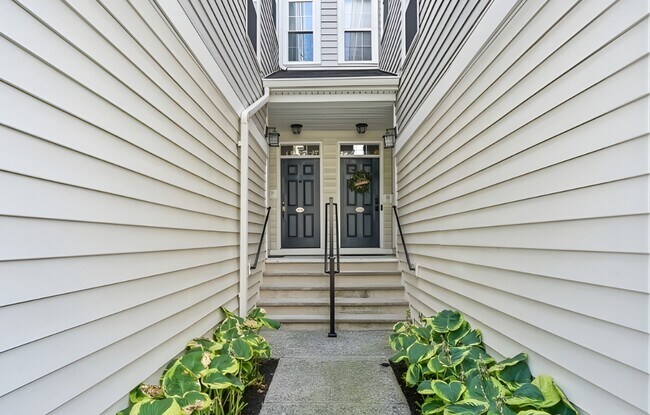 Sendero exterior hasta la entrada. - 107 Brittany Ct