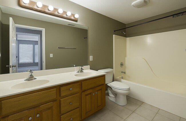 Building Photo - Spacious 3 Bed, 2.5 Bath Home in Kansas Ci...