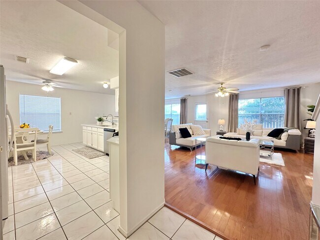 Foto del edificio - 8223 Golf Green Cir