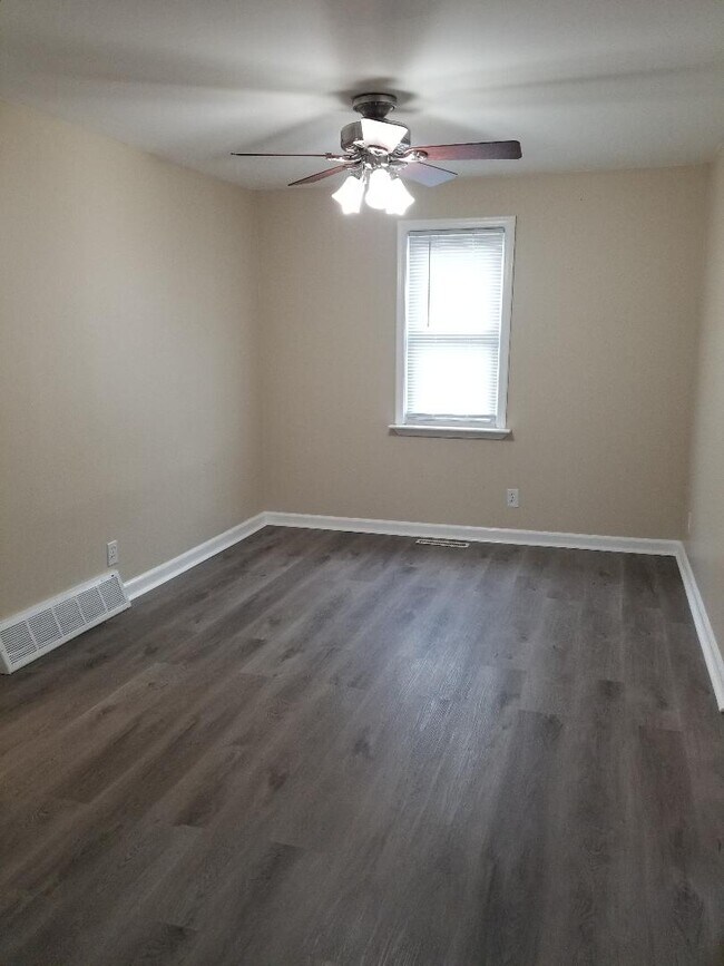 Building Photo - 2527 Hartline Dr