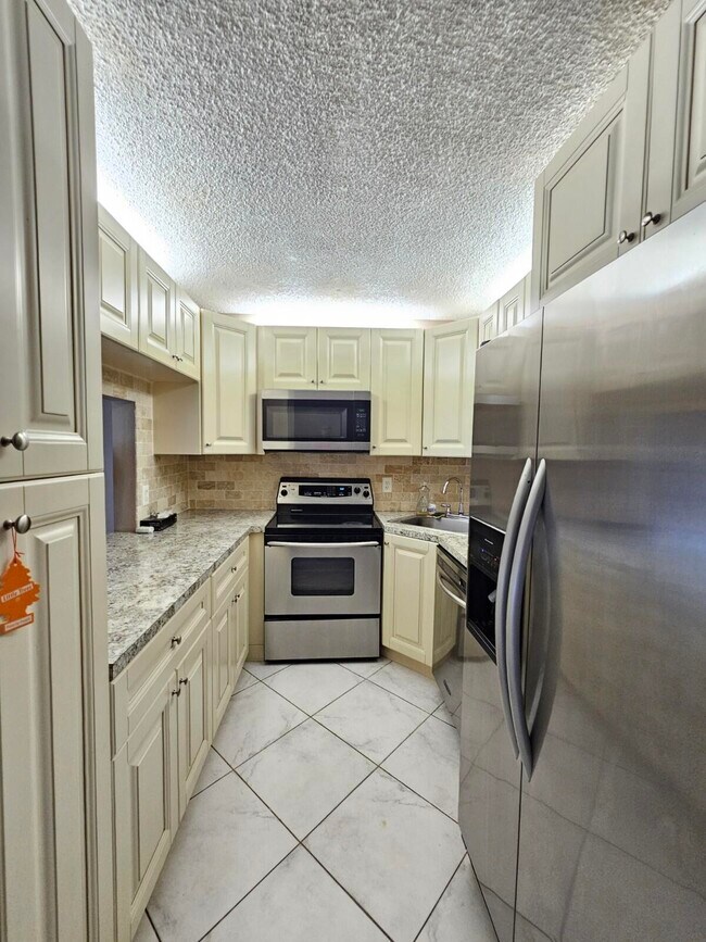 Foto del edificio - 724 Sunny Pine Way