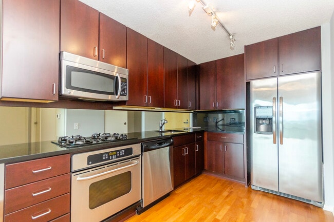 Building Photo - 9725 Woods Dr