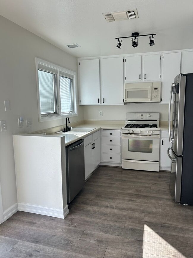 Building Photo - CHARMING 1 STORY - 2 BEDROOM HOME CLOSE TO...