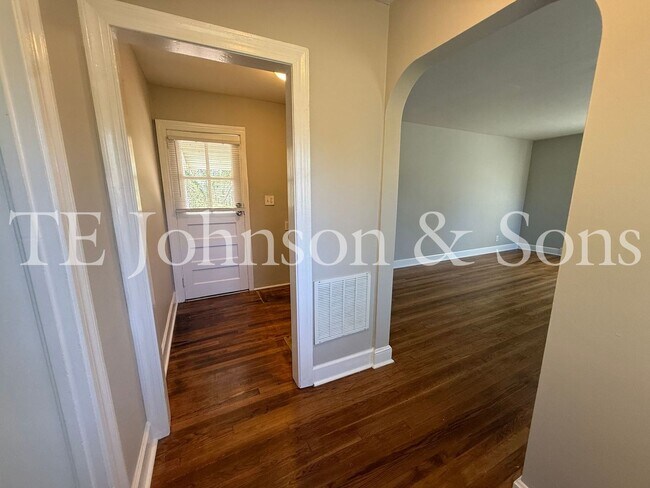 Foto del edificio - Charming 2BR Home Near Silas Creek Pkwy with Hardwood Floors & Carport