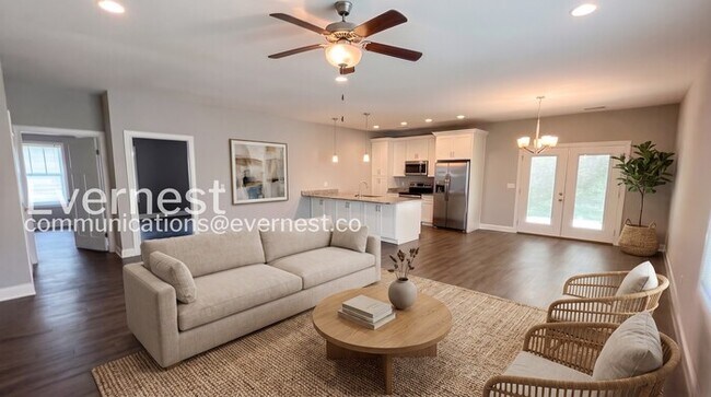 Building Photo - 3 Bed, 2 Bath Home with Garage / Pet-Friendly / Available Now!