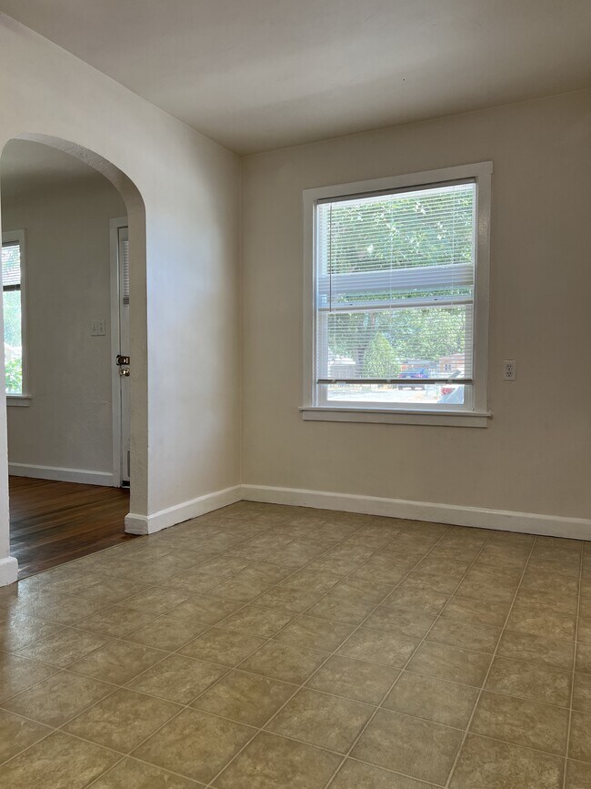 Dining - 1627 N 14th St