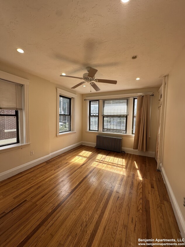 Primary Photo - 239 Kelton St