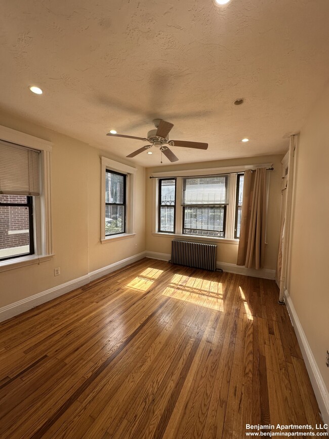 Building Photo - 239 Kelton St