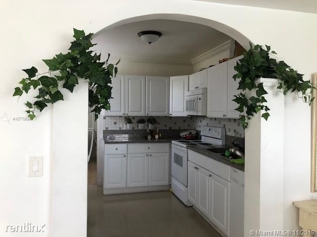 Building Photo - 3 br, 2 bath House - 5711 SW 41st St # 1
