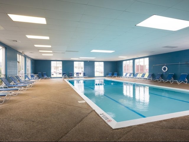 50 pies de Long piscina climatizada cubierta - Brook Lane Apartments