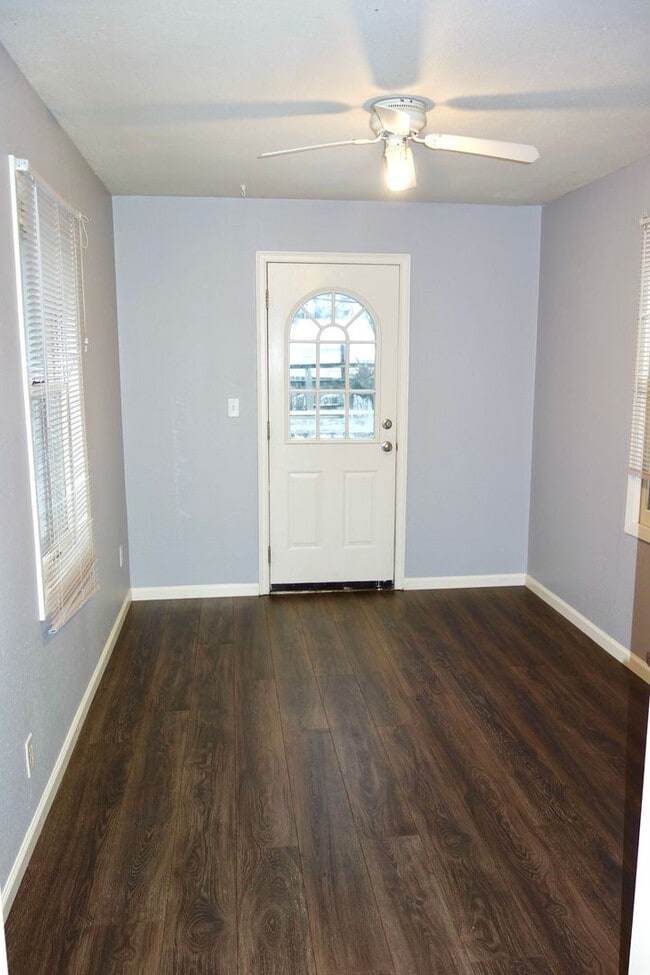 Building Photo - Cute 2 Bedroom Ranch in Shawnee