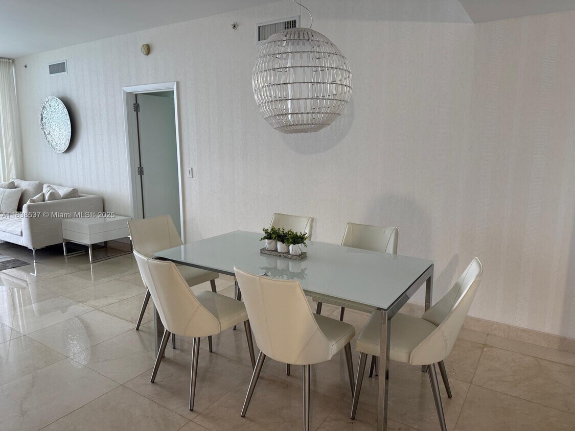 Foto principal - 17121 Collins Ave