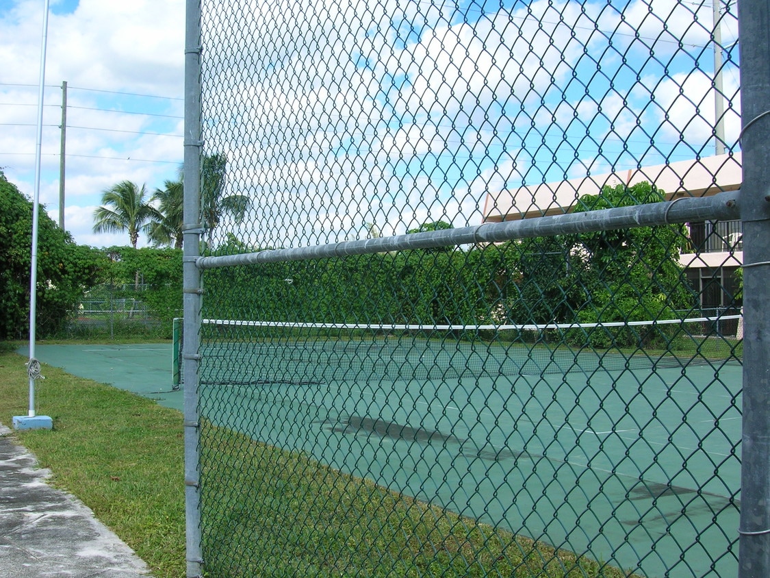 Foto del edificio - Vista a la cancha de tenis - 420 NE 18th Ave