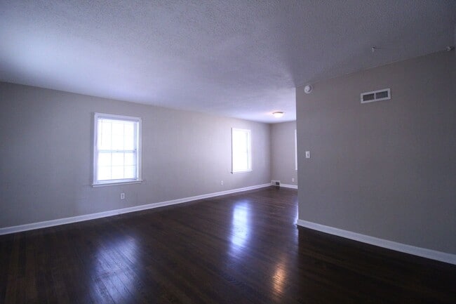Building Photo - September FREE On This 2 Bedroom 2 Bath Du...