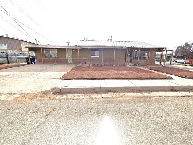 Foto del edificio - Unique 3 bedroom off 12th St. Great outdoo...