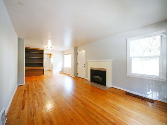 Foto del edificio - 5 BED & 2.5 BATH SINGLE FAMILY HOUSE FOR RENT