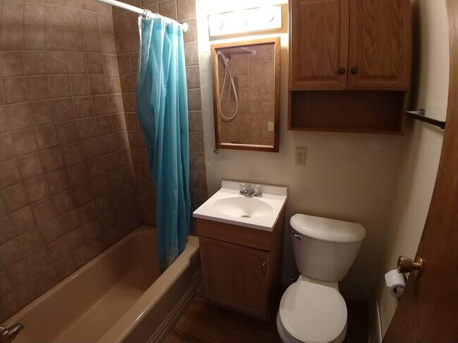Baño - 2766 E Euclid Ave