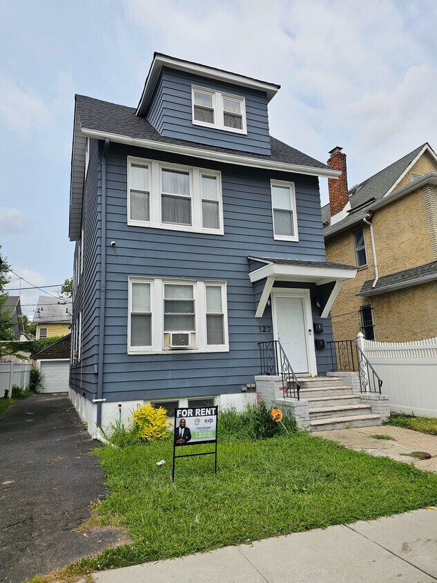 Foto principal - 127 Brookwood St