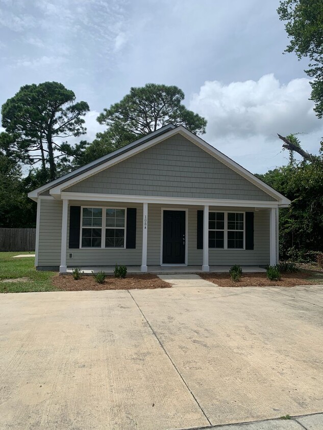 Foto principal - 3 Bedroom 2 Bath House on Avondale Ave.