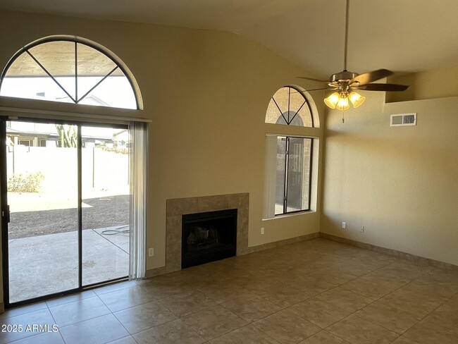 Foto del edificio - 6502 W Paradise Ln