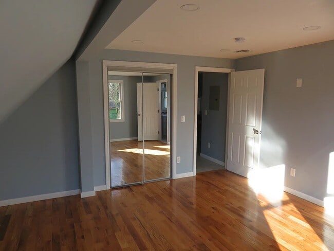 Building Photo - 166 Catherine St