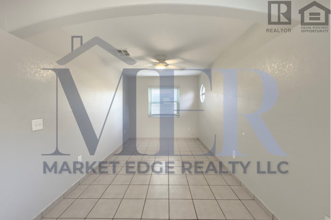 Building Photo - 1023