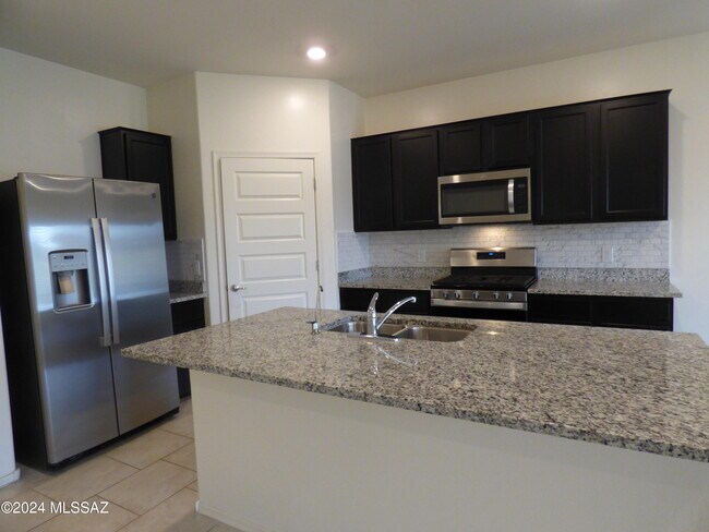 Building Photo - 10208 N Crooked Peak Trail