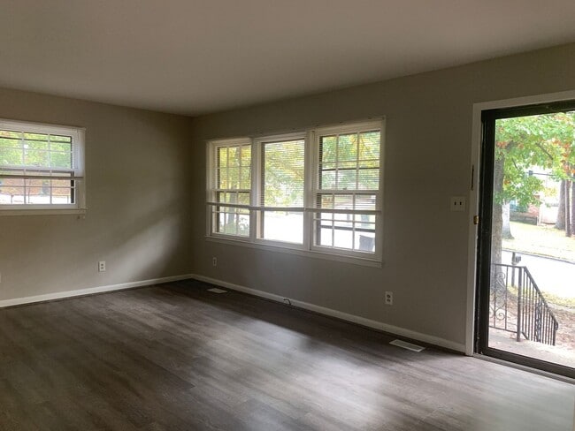 Foto del edificio - Renovated 3 Bedroom Ranch in Raleigh, Avai...