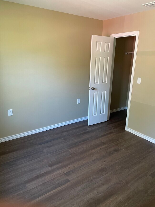 DORMITORIO DE INVITADOS 1 CON ARMARIO - 612 Timberline Dr