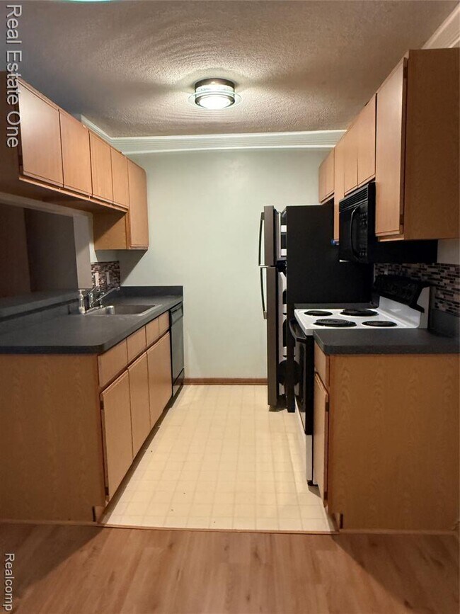 Foto del edificio - 24060 Middlebelt Rd