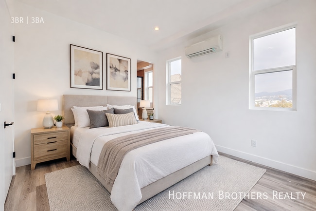 Building Photo - 525 Normandie Ave