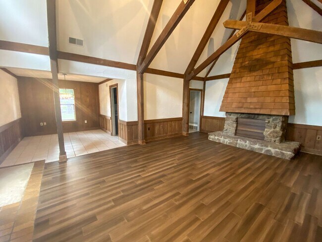Building Photo - 3 bed / 2 bath in Memphis near Old Brownsv...
