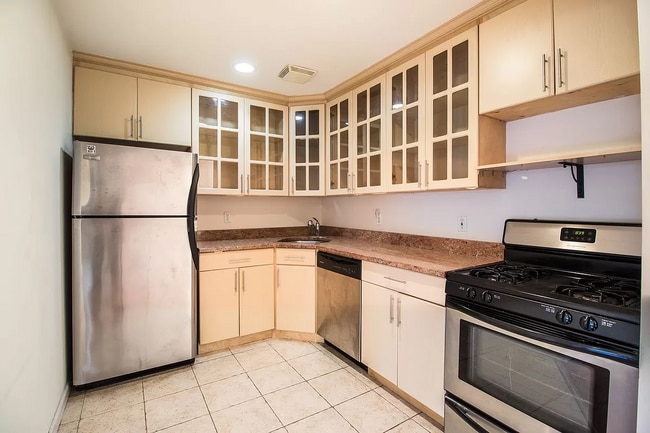 Building Photo - Large 3BR, 2 baths - Upper Ditmars