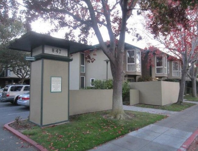 Building Photo - 847 N Humboldt St