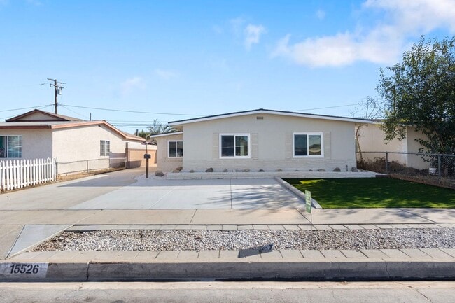 Building Photo - 3 Bedroom Duplex with Washer Dryer